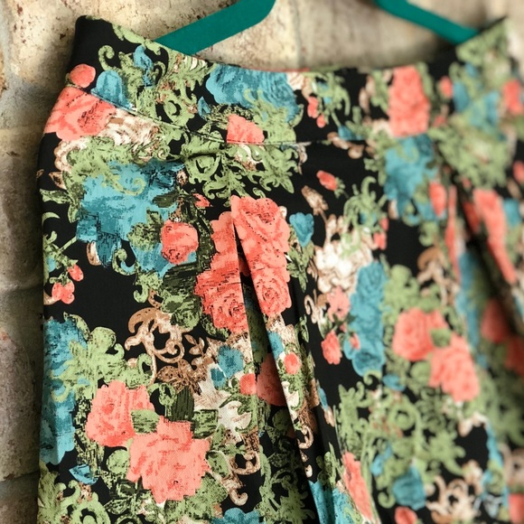 Floral Fixation Skirt - Picture 6 of 6